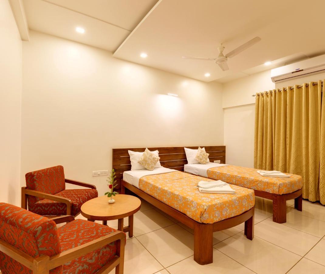 Hotel Woodland Колхапур Екстериор снимка