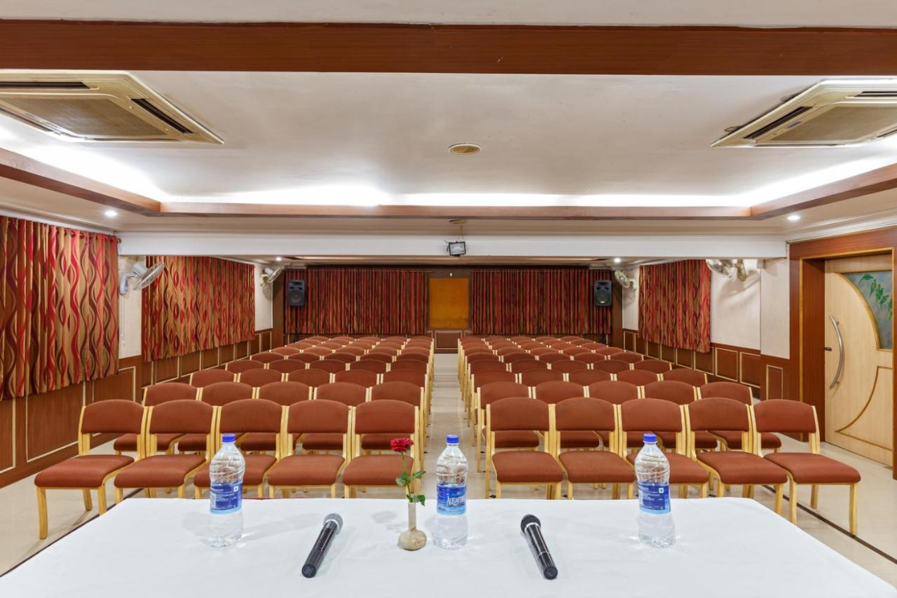 Hotel Woodland Колхапур Екстериор снимка