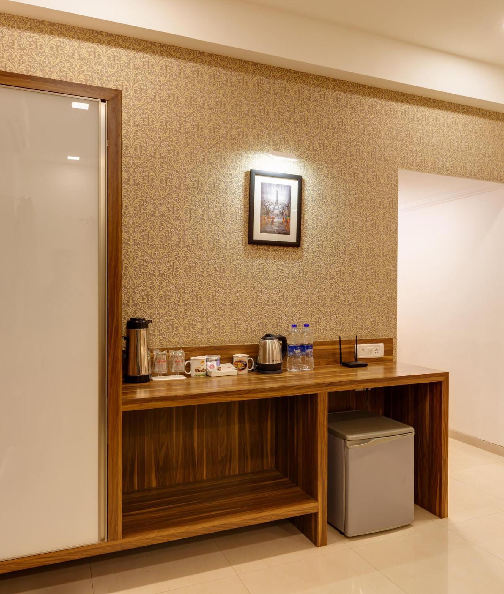 Hotel Woodland Колхапур Екстериор снимка