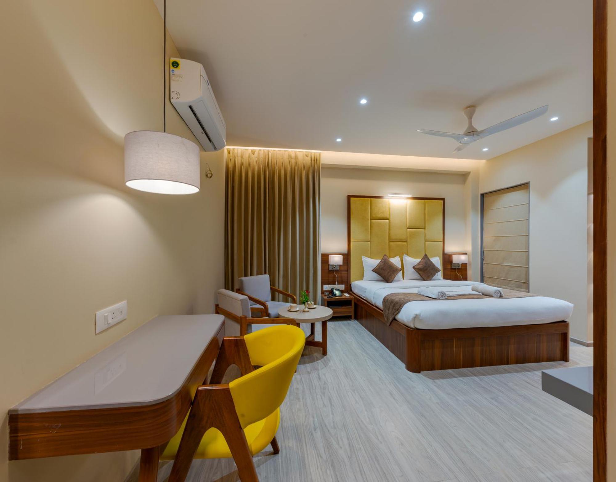 Hotel Woodland Колхапур Екстериор снимка