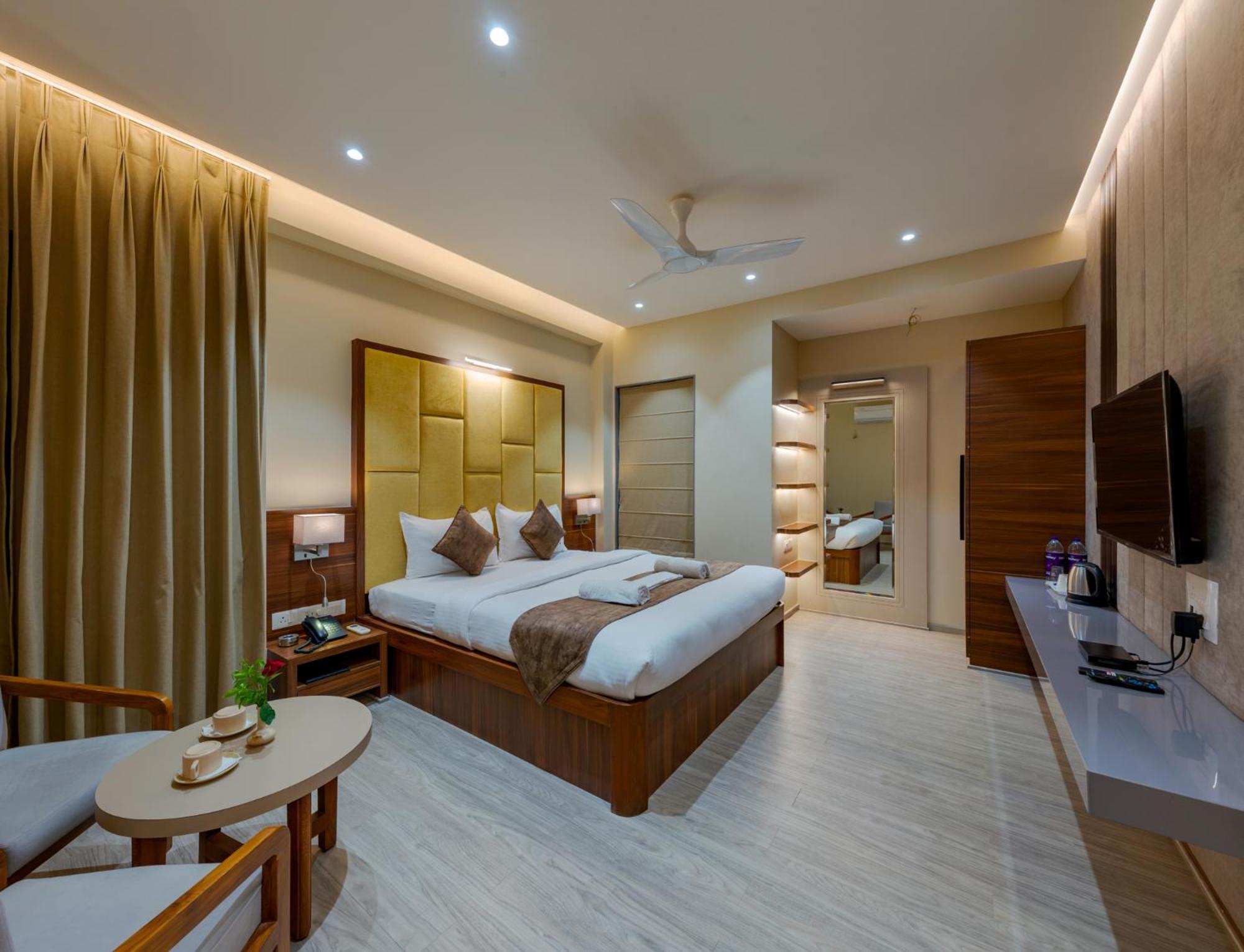 Hotel Woodland Колхапур Екстериор снимка