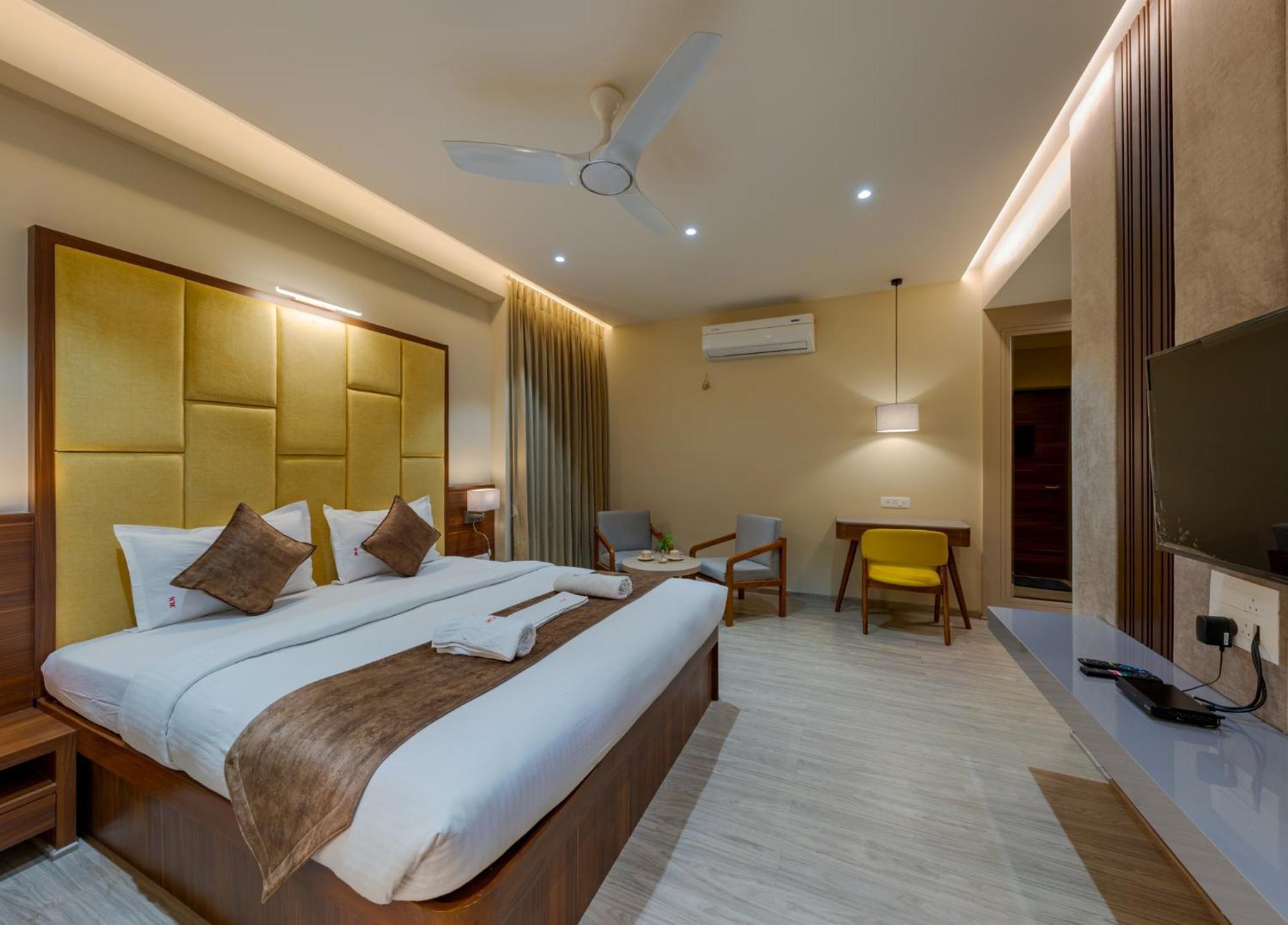 Hotel Woodland Колхапур Екстериор снимка