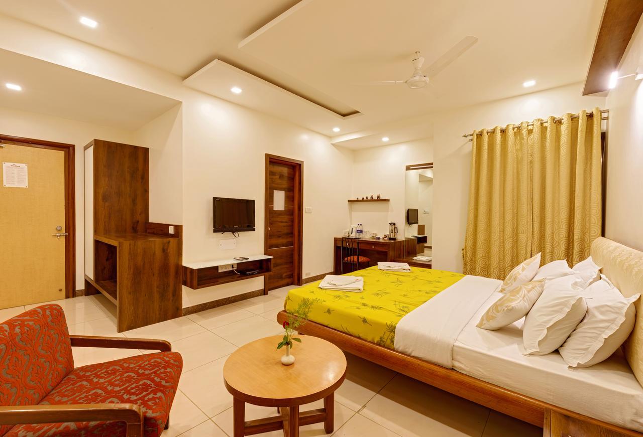 Hotel Woodland Колхапур Екстериор снимка