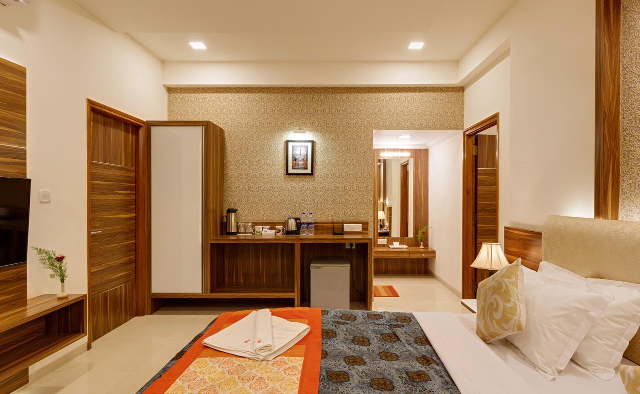 Hotel Woodland Колхапур Екстериор снимка