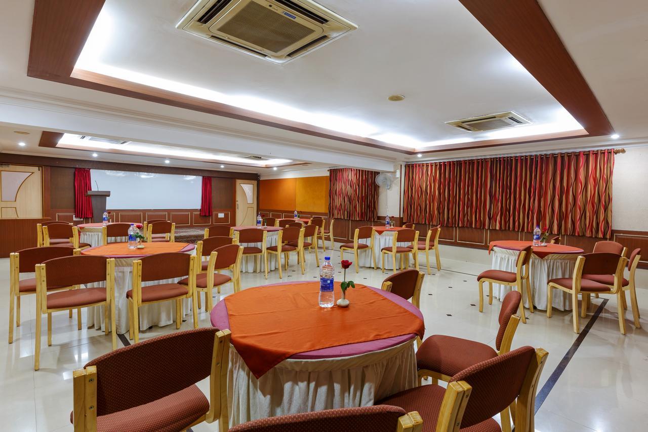 Hotel Woodland Колхапур Екстериор снимка
