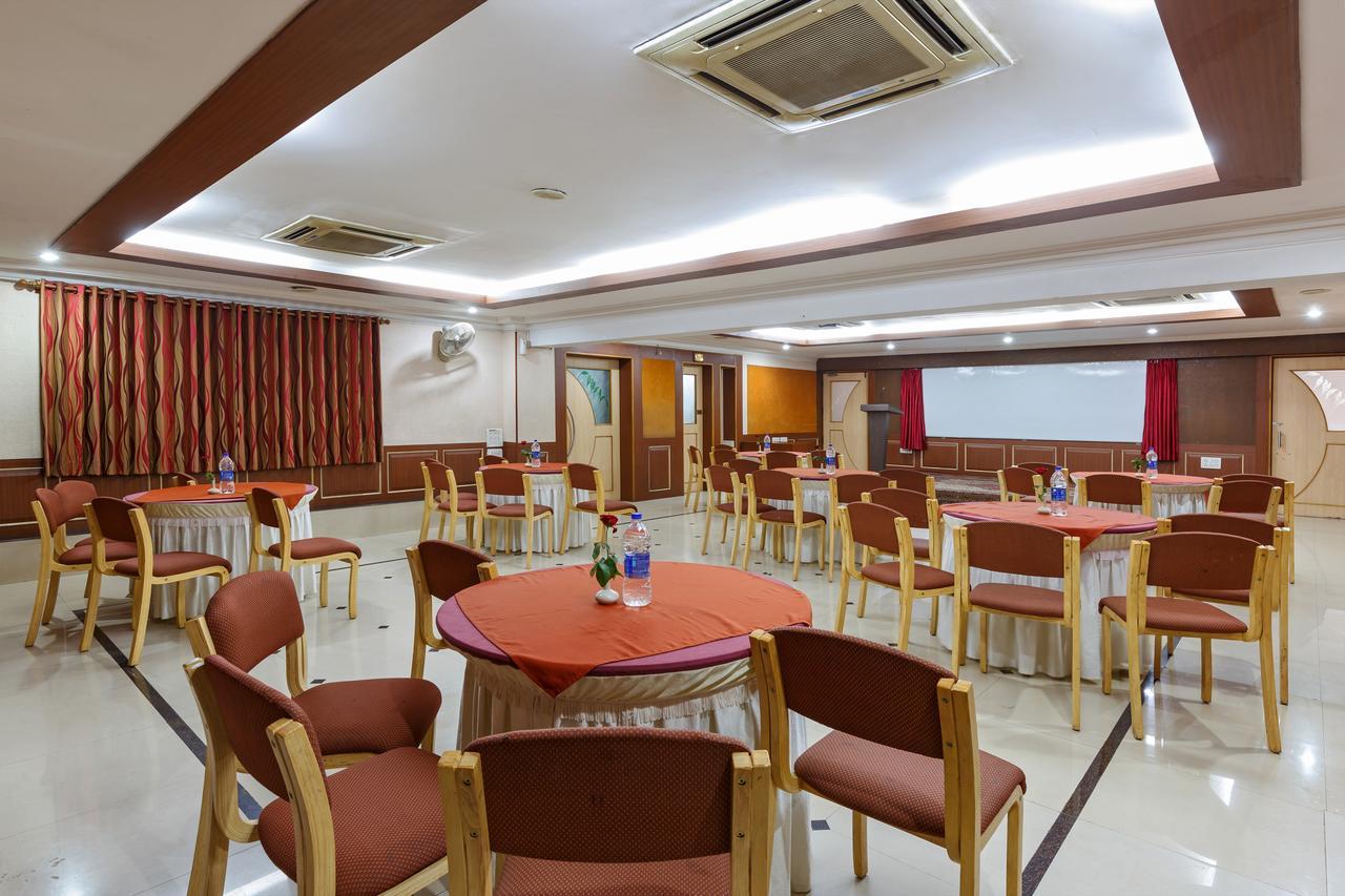Hotel Woodland Колхапур Екстериор снимка