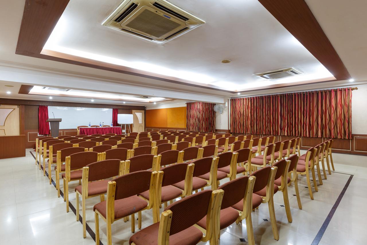 Hotel Woodland Колхапур Екстериор снимка